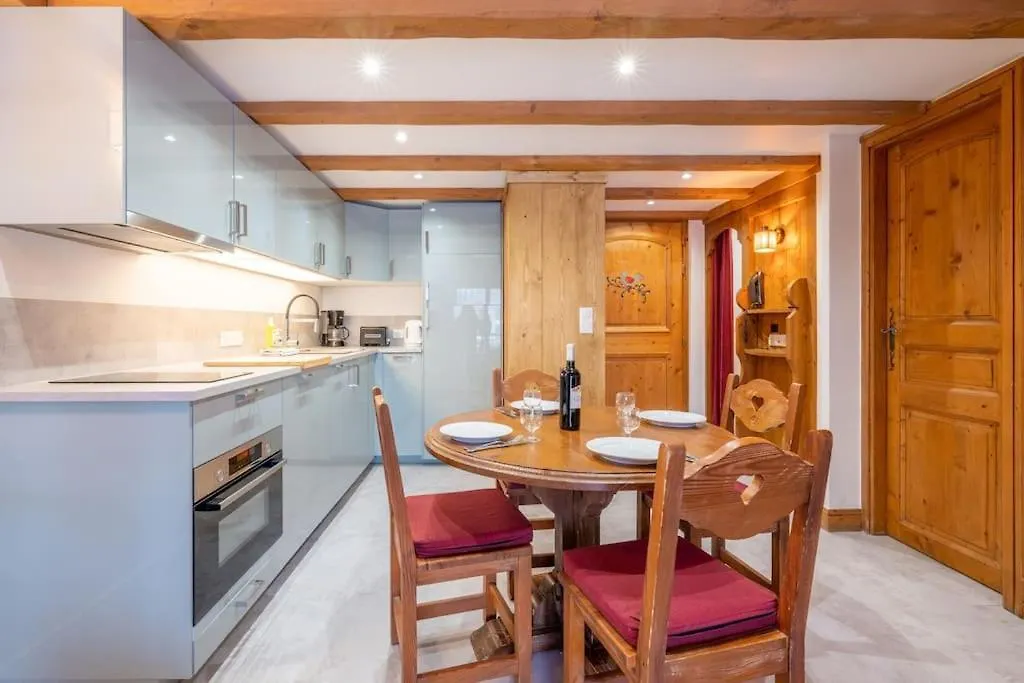 Le Cristal - Central Apartment Close To The Slopes & Free Parking - By Cozee Rentals Chamonix Mont Blanc