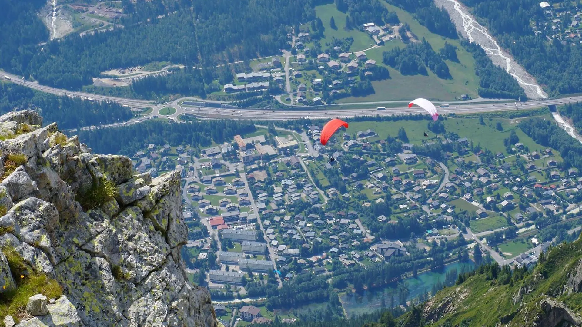 Le Cristal - Central Apartment Close To The Slopes & Free Parking - By Cozee Rentals Chamonix